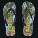 Groom Palm Trees Blue Sky Badesandalen<br><div class="desc">Coole Palmen mit einem Hübschen blauen Himmel im Hintergrund Unisex Flip Flops mit Groom geschrieben in einem schönen grünen Text, und Datum der Ehe in schwarzem Text. PERSONALISIEREN Sie mit Ihrem Hochzeitstag (oder löschen Sie Text). Fühlen Sie die Meeresbrise und Tropen unter Ihren Füßen. Mit breiten schwarzen Straps und schwarzem...</div>