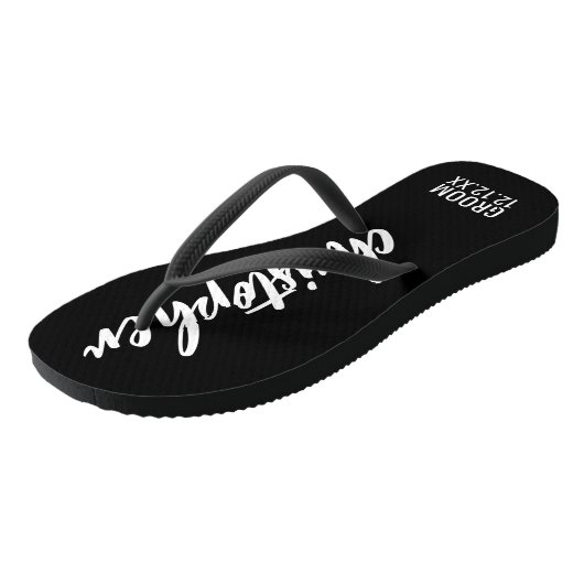 Groom Script Name Hochzeitdatum Schwarze Flip Flop Badesandalen (Schrägansicht)
