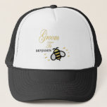 Groom to be Bachelor Party Personale Truckerkappe<br><div class="desc">Groom To Be Bachelor Party Personalize Trucker Hat eine lustige Biene auf ihm. Großartig und lustig für den Groom To Be,  um den Alltag und als Geschenke auf der Bachelor Party zu bedienen. Personalisieren Sie es mit dem Groom zu sein Namen.</div>