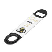 Groom to be Bachelor Wedding Party personalisieren Speed Flaschenöffner (Rückseite Schrägansicht)