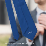 Groom Trauzeugen Initials Blue Wedding Krawatte<br><div class="desc">Groom Trauzeugen Initials Mid Blue Wedding. Versteckt auf der Rückseite können Sie leicht die Initialen personalisieren, sodass es nicht verpassen, wer die Krawatte gehört wem! Die Farbe und der Schriftart der Initialen und auch die Krawatte können geändert werden, wenn Sie möchten, um Ihre eigene Hochzeit Thema über den Klick zu...</div>