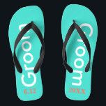 Groom Turquoise Badesandalen<br><div class="desc">Groom ist in weißem Text gegen helltürkisfarbenes Blau mit schwarzen Akzenten geschrieben. Personalisieren Sie mit dem Datum der Hochzeit in Korallen. Cooles Strandziel oder Flitterwochen flip Flops. Originale Entwürfe von TamiraZDesign.</div>