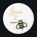 Groom Wedding Gold Bachelor Party personalisieren Magnet<br><div class="desc">Groom Wedding Gold Bachelor Party Personalize Magnet hat eine lustige Biene für den Bräutigam zu sein. Groß und lustig für den Groom To Be,  um den Alltag und als Geschenke auf der Bachelor Party und andere Veranstaltungen zu nutzen. Personalisieren Sie es mit dem Groom zu sein Namen.</div>