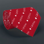 Groom - Wiederholter weißer Text auf Rot Krawatte<br><div class="desc">Diese lustige Nackenschleife ist das perfekte Accessoire für den Bräutigam bei Ihrer Hochzeit. Es zeichnet sich durch ein schlichtes und dennoch elegantes Design aus, mit dem Wort "Groom" in einem dekorativen, ganz weißen Schriftart der Hauptstadt geschrieben und in einem diagonalen Muster mit Diamanttrennern auf einem roten Hintergrund wiederholt. Ideal, um...</div>