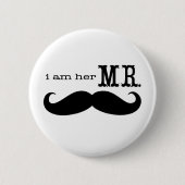 Groom's Abzeichen Ich bin ihr Mr. Mustache Geschen Button (Vorderseite)