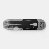 Grooms Tux auf einer beschädigten grauen D-D-Marke Skateboard (Horizontal)