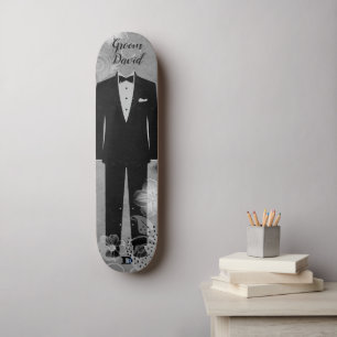 Grooms Tux auf einer beschädigten grauen D-D-Marke Skateboard