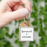 Groomsmaid mit Name Monogram Wedding Schlüsselanhänger<br><div class="desc">Ihre Groomsmaid wird viel Spaß dabei haben,  ihre Schlüssel zu umhertragen,  wenn sie bei Ihren Hochzeitsvorbereitungen hilft! Zeig ihr,  wie viel sie euch mit diesem besonderen Geschenk meint!</div>