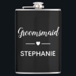 Groomsmaid White on Black Personalisiert Wedding Flachmann<br><div class="desc">Ihr Groomsmaid braucht vielleicht ein winziges Stück Alkohol aus dieser personalisierten Flasche in ihrem Getränk,  wenn sie bei der Hochzeitsplanung hilft! Zeig ihr,  wie viel sie dir bedeutet!</div>