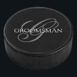 Groomsman Monogram Eishockey Puck<br><div class="desc">Machen Sie Ihren eigenen Hockey-Puck. Personalisieren Sie dieses Design mit Ihrem eigenen Text. Sie können dieses Design weiter anpassen,  indem Sie den Link "Weitere Anpassung" auswählen,  falls gewünscht.</div>