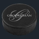 Groomsman Monogram Eishockey Puck<br><div class="desc">Machen Sie Ihren eigenen Hockey-Puck. Personalisieren Sie dieses Design mit Ihrem eigenen Text. Sie können dieses Design weiter anpassen,  indem Sie den Link "Weitere Anpassung" auswählen,  falls gewünscht.</div>