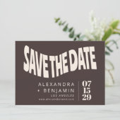 Groovige Retro-Mod-Braun-Einzigartiges Hochzeitsfo Save The Date (Stehend Vorderseite)