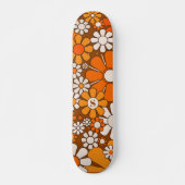 Groovy 70er Retro Blume Brown & Orange w/Initial Skateboard (Vorne)