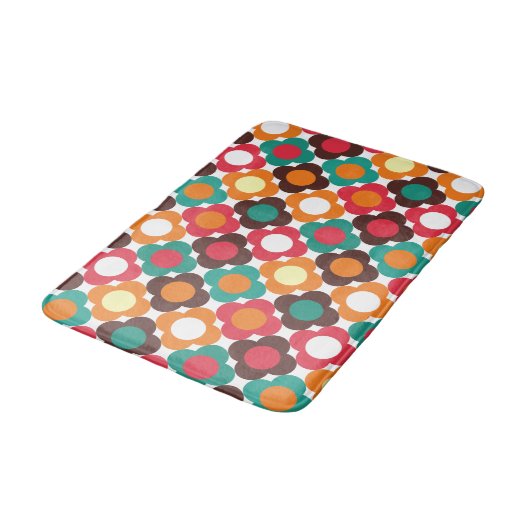 Groovy 70s Retro Flower Pattern | Bold Boho Floral Badematte (Schrägansicht)