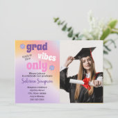 Groovy 70's Retro Niedlich Foto Abschluss Einladun Einladung (Stehend Vorderseite)