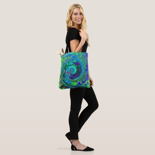 Groovy Abstrakt Retro Grün und Blau Swirl Tasche (Am Model)