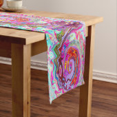 Groovy Abstrakt Retro Hot Pink und Blue Swirl Kurzer Tischläufer (Beispiel)