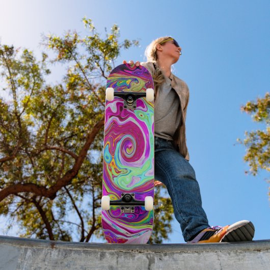 Groovy Abstrakt Retro Magenta Rainbow Swirl Skateboard (Außenbereich 1)