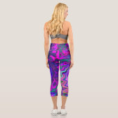 Groovy Abstrakt Retro Magenta und Lila Swirl Capri Leggings (Rückseite)