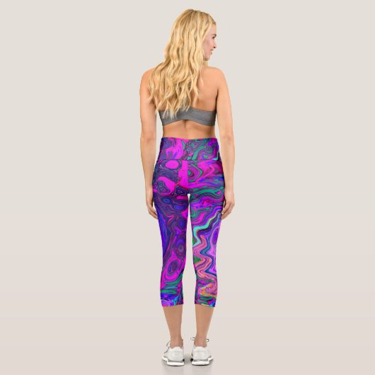 Groovy Abstrakt Retro Magenta und Lila Swirl Capri Leggings (Rückseite)