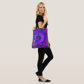 Groovy Abstrakt Retro Magenta und Lila Swirl Tasche (Am Model)