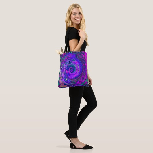 Groovy Abstrakt Retro Magenta und Lila Swirl Tasche (Am Model)