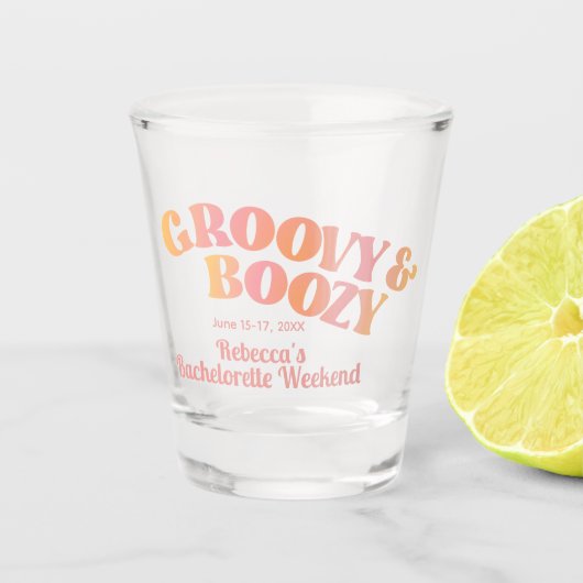 Groovy and Boozy Junggeselinnen-Abschied Shot Glas (Vorderseite)