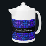 Groovy Boho Retro Ästhetik Blue Lila Hippie<br><div class="desc">Entspannen Sie sich und genießen Sie Ihren Tee mit dieser gemusterten Teekanne. Der Teekessel weist ein Retro-Hippie-Muster in dunkler Blues, Pfeffer, Schwarz und Weiß auf, wobei die Faden ein rustikales, handgefärbtes Aussehen verleihen. Der coole 70er-inspiriert Teekessel kann mit einem Namen oder einem anderen Text auf dem schwarzen Band um die...</div>