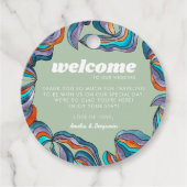 Groovy Boho Retro Green Monogram Wavy Wedding Geschenkanhänger (Vorderseite)