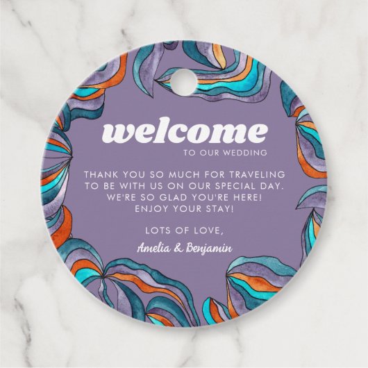 Groovy Boho Retro Lila Monogram Wavy Wedding Geschenkanhänger (Vorderseite)