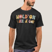 Groovy Cat Lovers Funny Sarcastic Saying Hold On I T-Shirt (Vorderseite)