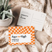 Groovy Checkered Retro Hochzeit Speichern Sie das  Postkarte