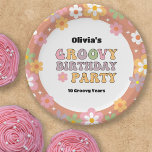 Groovy Daisies Hippie Foto Girl's Birthday Pappteller<br><div class="desc">Eine kühne Blume Power Geburtstagsfeier, die perfekt für die Geburtstagsfeier eines jungen Mädchens geeignet ist. Das groovy Design zeigt farbenfrohe Gänseblümchen, die einen Rahmen schaffen. Die Briefe im Stil der 70er Jahre verleihen dem Ganzen eine mehrfarbige Atmosphäre. Personalisieren Sie diese Papiertafel des Mod-Party mit dem Namen und Alter des Kindes....</div>