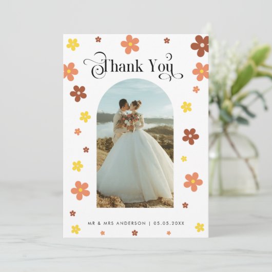 Groovy Daisy Arch Foto & Retro Script Wedding Dankeskarte (Stehend Vorderseite)