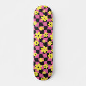 Groovy Daisy Floral Checkerboard, Y2K 90s Skateboard (Vorne)