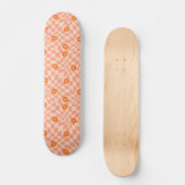 Groovy Daisy Floral Checkerboard, Y2K 90s Skateboard (Vorderseite)