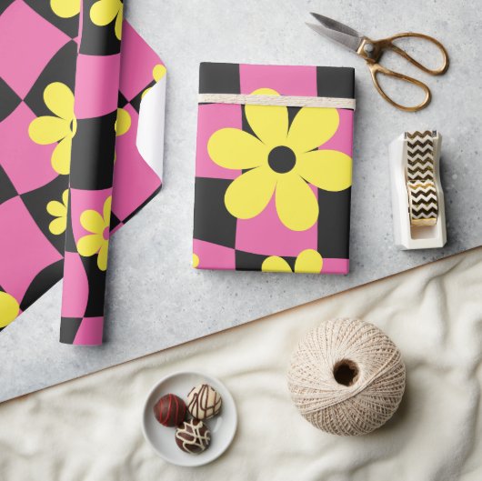 Groovy Daisy Floral Checkerboard, Y2K 90s Wrappin Geschenkpapier (Kunsthandwerk)