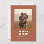 Groovy Daisy Terracotta Retro Typografie & Foto Save The Date (Rückseite)