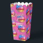 Groovy Disco Ball Geburtstagsparty Gold Pink Glitz Geschenkschachtel<br><div class="desc">Liebe du den 80er, der Diskoball tanzt? Der 70er Disco-Ball? Schauen Sie sich unseren Groovy Disco Ball Geburtstagsparty Gold Pink Glitzer Gefallen Schachteln an! Feiern Sie stilvoll mit unserer lebendigen Geburtstagdiskothek Hot-Rosa Gefälligkeitsboxen mit einem farbenfrohen Spiegeldisco-Ball und blendender Typografie mit einem digitalen Glitzer und Goldeffekt. Diese Disco-Gaumen-Boxen werden mit Sternen...</div>