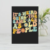 Groovy Es ist komisch, das gleiche Alter wie alte  Einladung (Stehend Vorderseite)