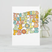 Groovy Es ist komisch, das gleiche Alter wie alte Einladung (Stehend Vorderseite)