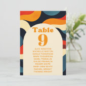 Groovy farbige Retro-Tischnummer Sitzkarte Einladung (Stehend Vorderseite)