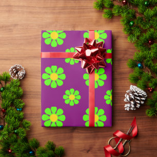 Groovy grüne Blumen auf violettem Hintergrund Geschenkpapier