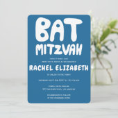Groovy Handlettern Custom Bat Mitzvah Blue Stars Einladung (Stehend Vorderseite)