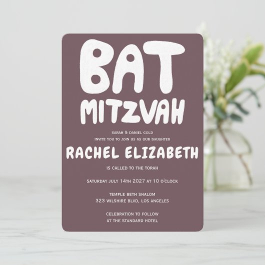 Groovy Handlettern Custom Bat Mitzvah Lila Einladung (Stehend Vorderseite)