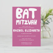 Groovy Handlettern Custom Bat Mitzvah Pink Einladung (Stehend Vorderseite)
