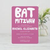 Groovy Handlettern Custom Bat Mitzvah Pink Stars Einladung (Stehend Vorderseite)