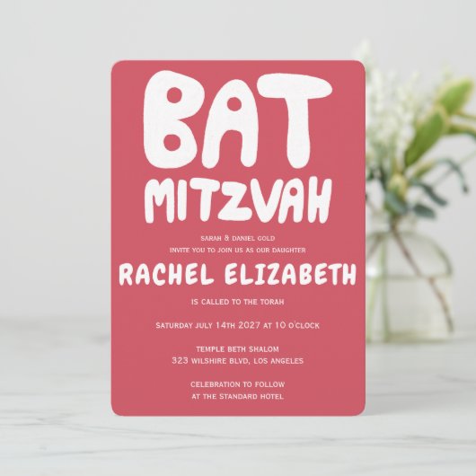 Groovy Handlettern Custom Bat Mitzvah Pink Stars Einladung (Stehend Vorderseite)