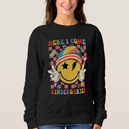 Groovy Here I Come Kindergarten Boys Girls Back To Sweatshirt (Vorderseite)