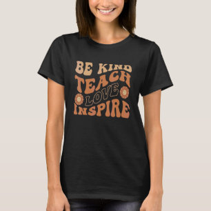 Groovy Hippie-Lehrer Sei nett Lehre Liebe Inspirie T-Shirt
